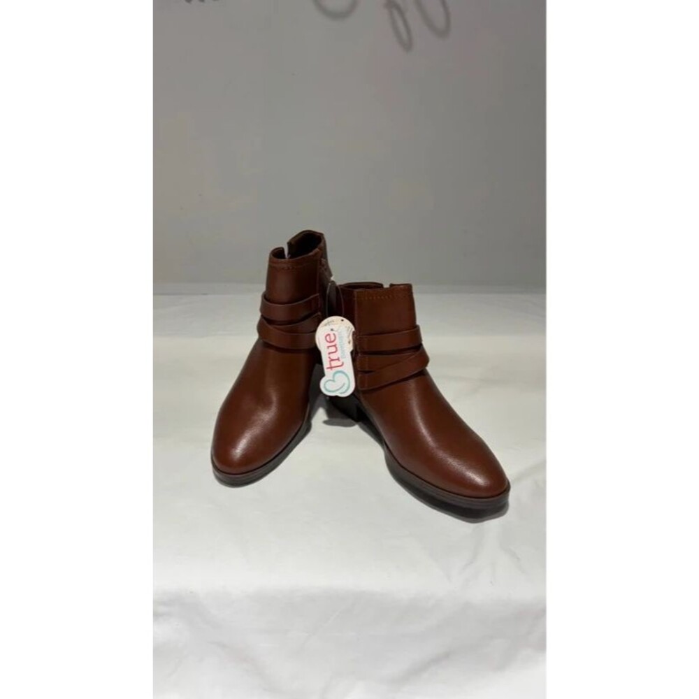 NWT  Baretraps Ankle Boots  Size 8